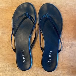 Women’s size 9 shiny black strap Esprit flip flops